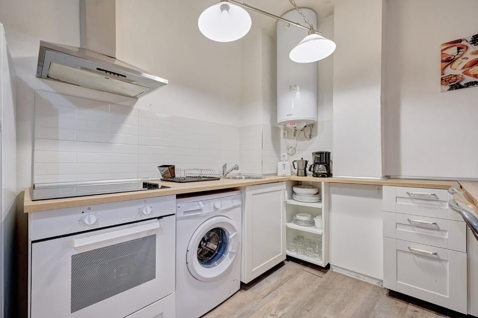Kitchen or kitchenette, stove, toaster, washing machine
