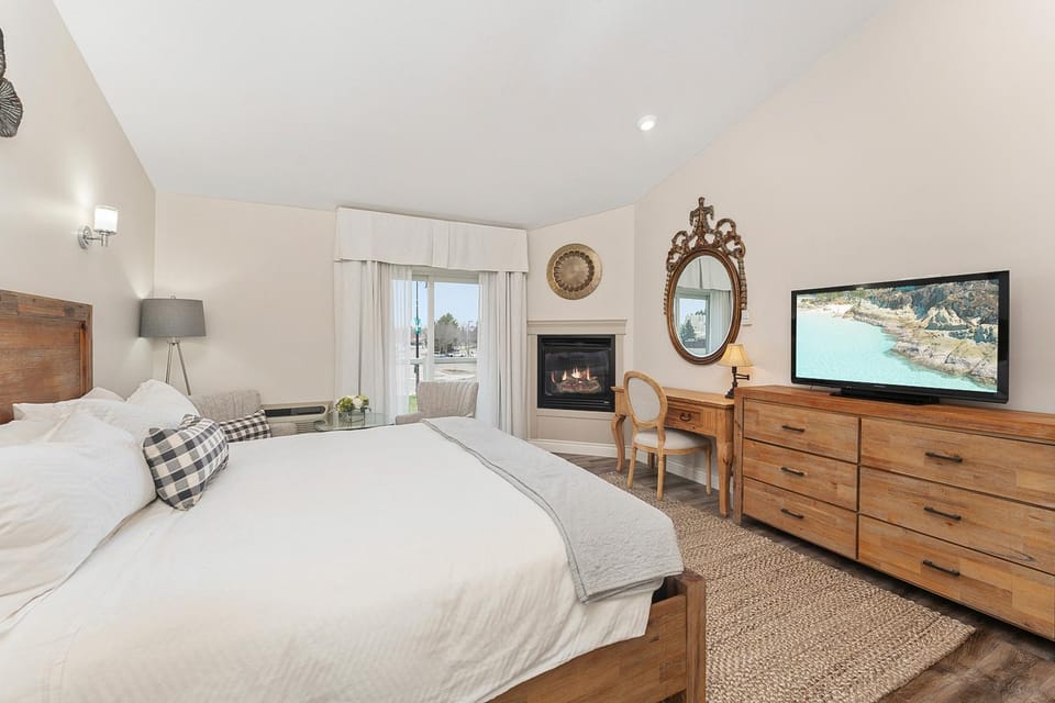 Bed, TV and multimedia, Balcony/Terrace, Photo of the whole room, Seating area, Lake view, fireplace, heating, air conditioner