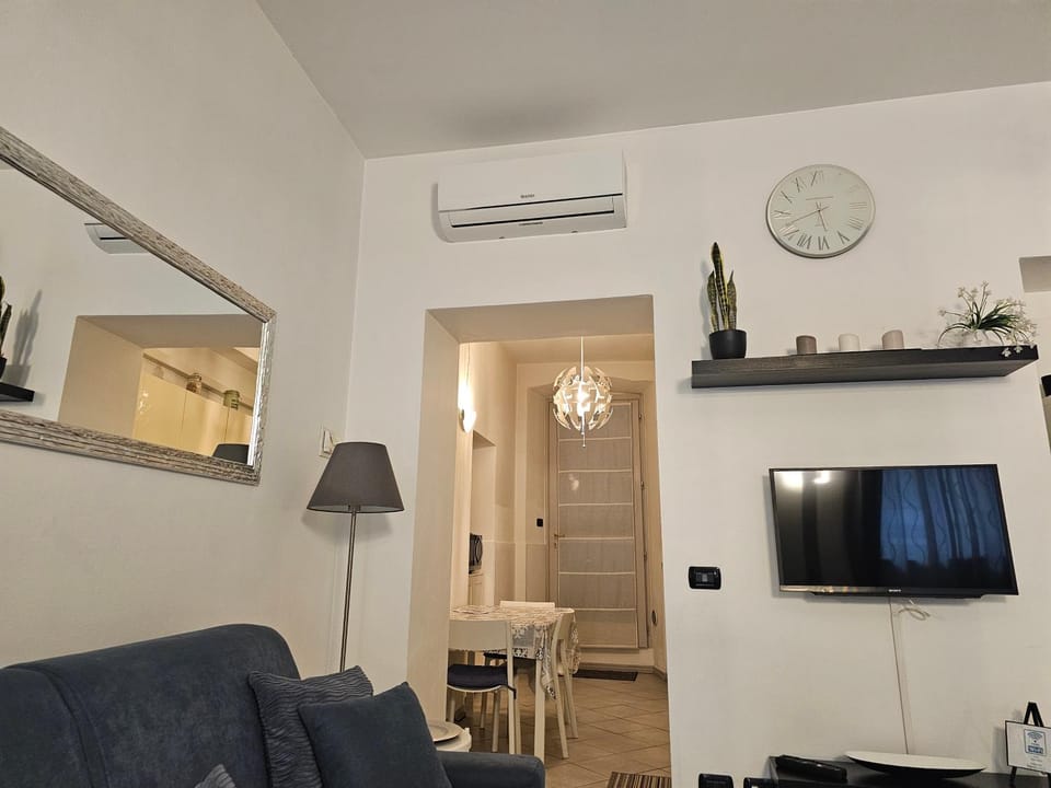 TV and multimedia, Living room, Seating area, Dining area, air conditioner