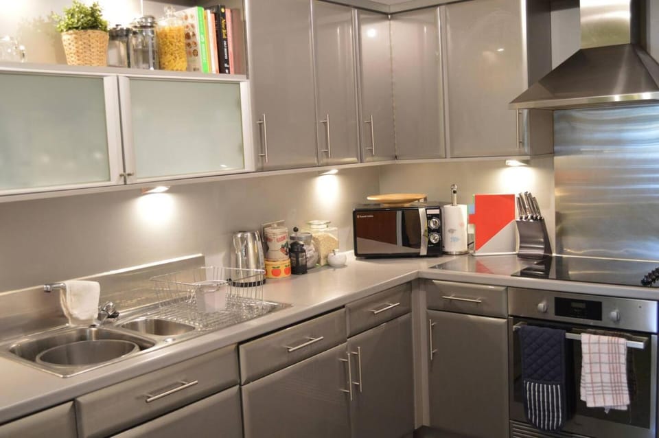 Large 2 bed flat, 2 bath, free parking & lift Apartment in Edinburgh