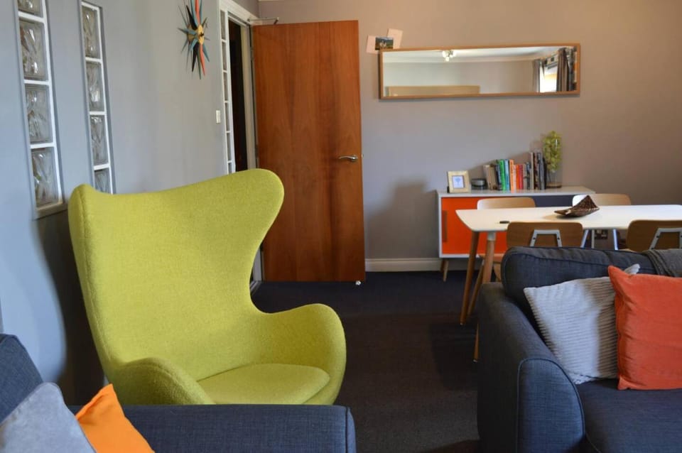 Large 2 bed flat, 2 bath, free parking & lift Apartment in Edinburgh