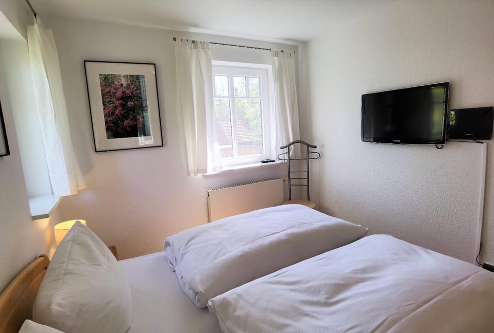 Bed, TV and multimedia, Bedroom, Garden view