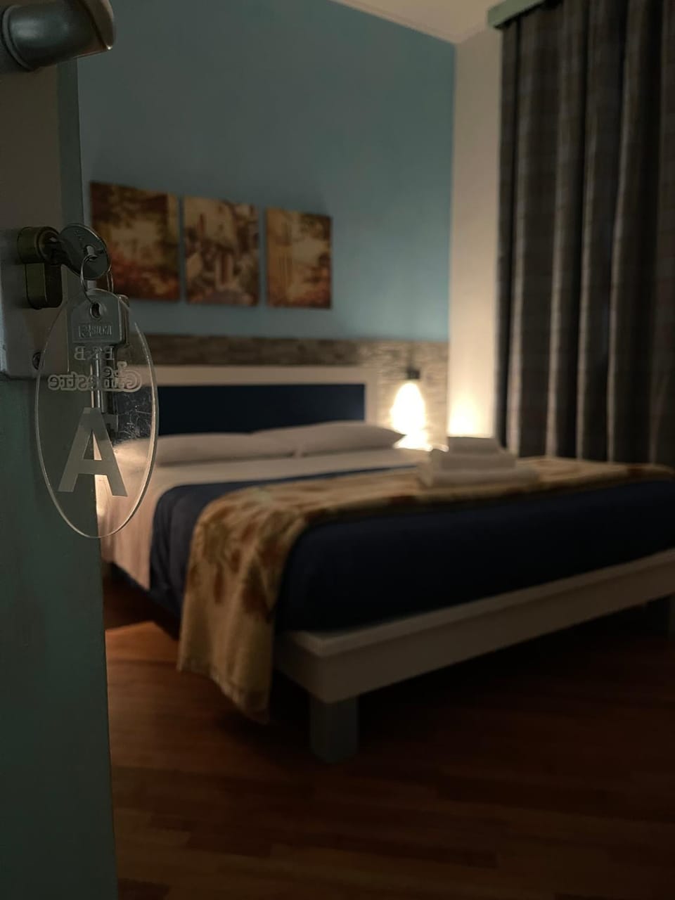 Photo of the whole room, Bedroom