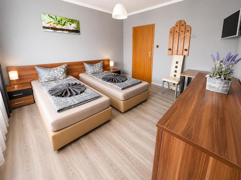 Bed, TV and multimedia, Bedroom