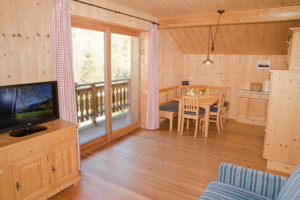 Kitchen or kitchenette, Living room, Seating area, Dining area