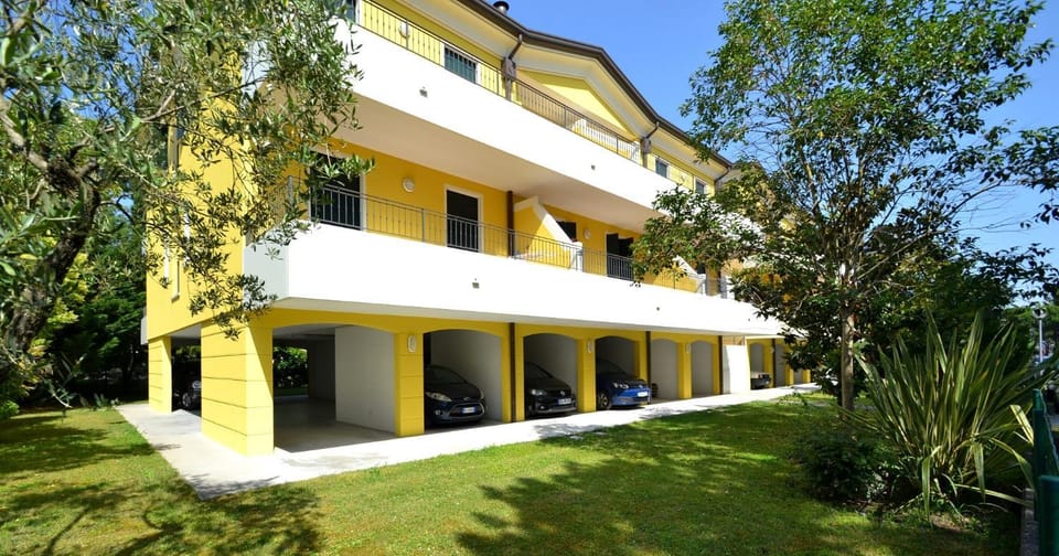 Property building, Facade/entrance, Parking