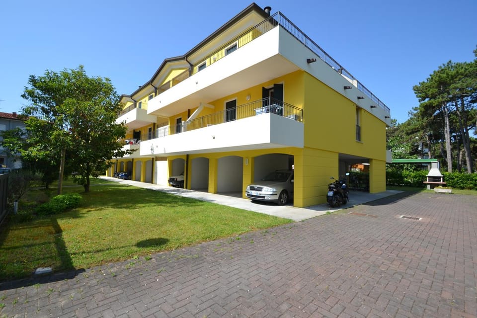 Property building, Facade/entrance, Parking