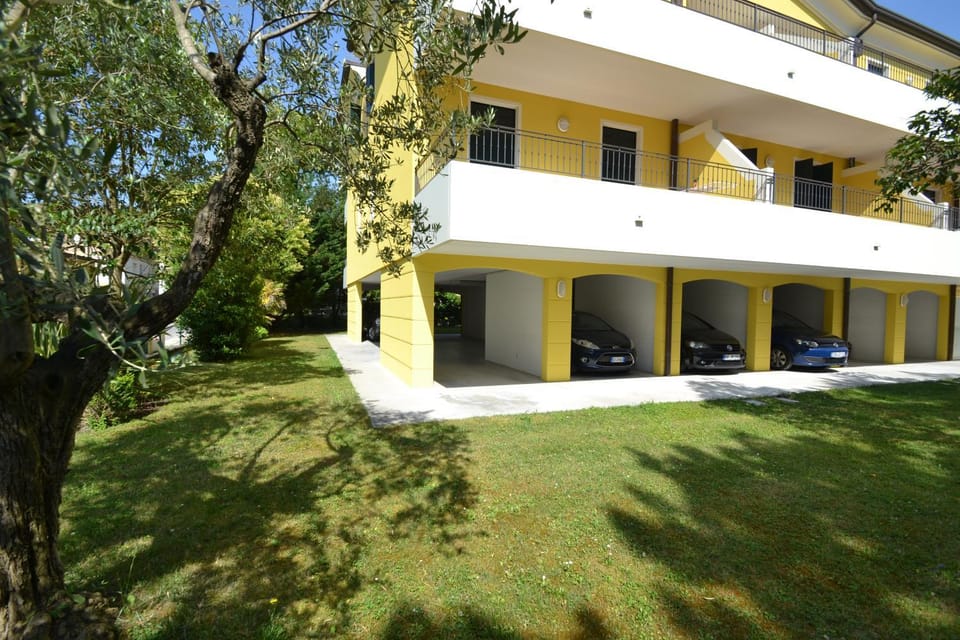 Property building, Facade/entrance, Parking
