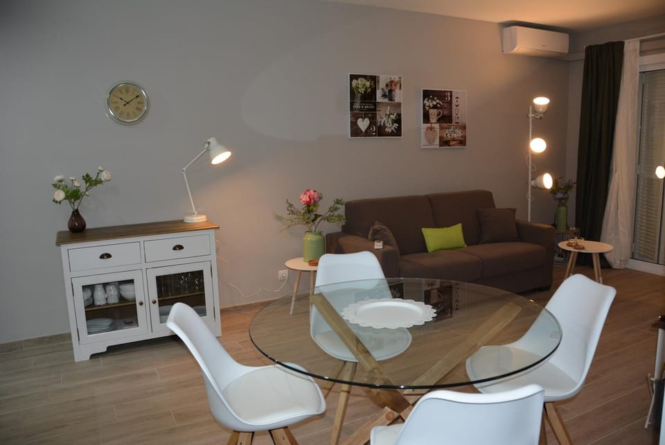 TV and multimedia, Living room, Seating area, Dining area
