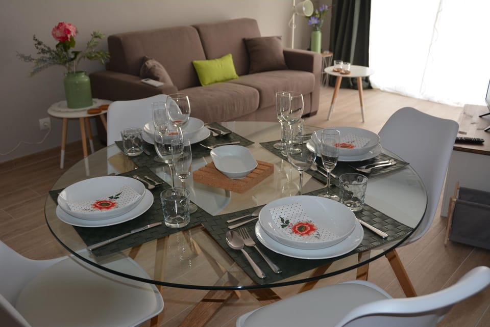 TV and multimedia, Coffee/tea facilities, Balcony/Terrace, Kitchen or kitchenette, Living room, Seating area, Dining area