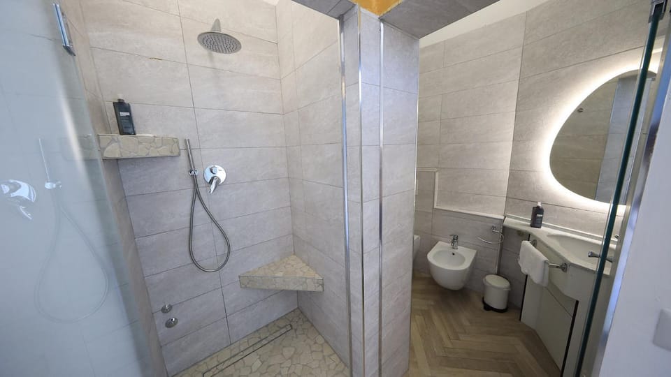 Shower, Toilet