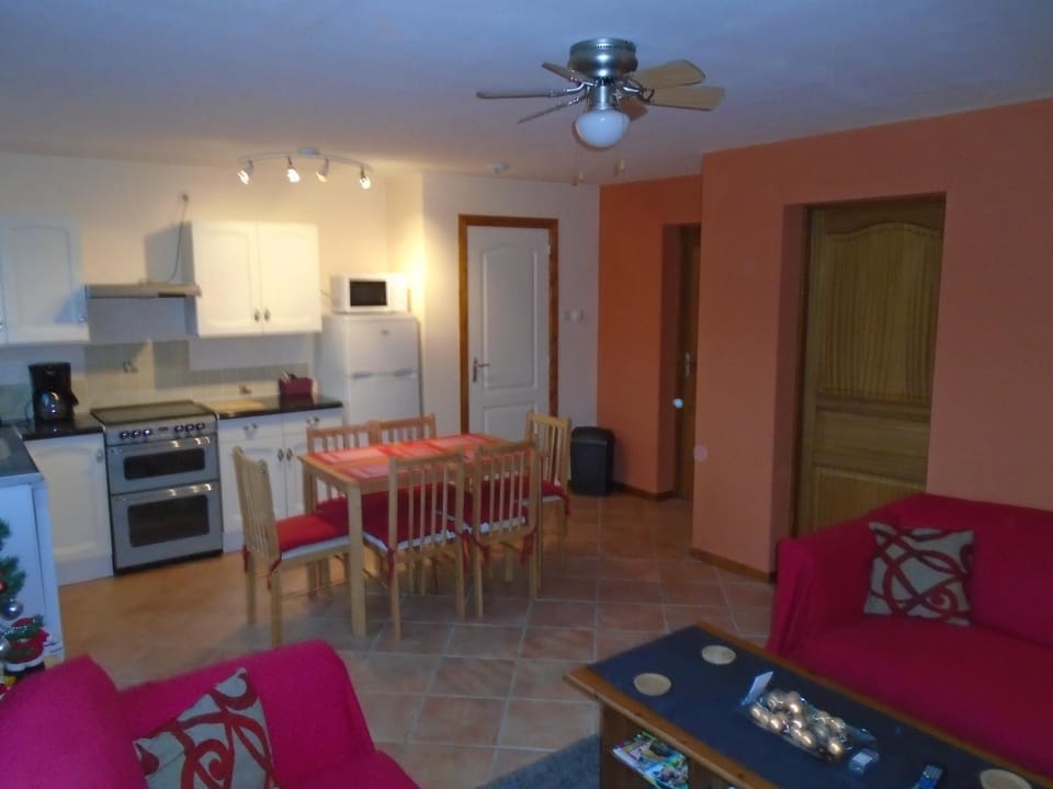 Kitchen or kitchenette, Dining area