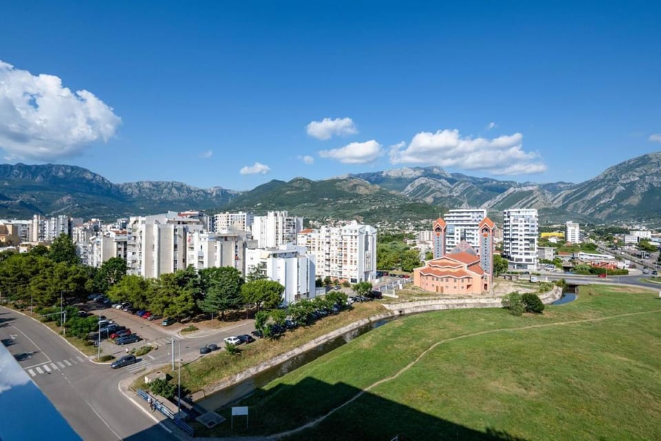 Day, Neighbourhood, Natural landscape, City view, Mountain view, Street view