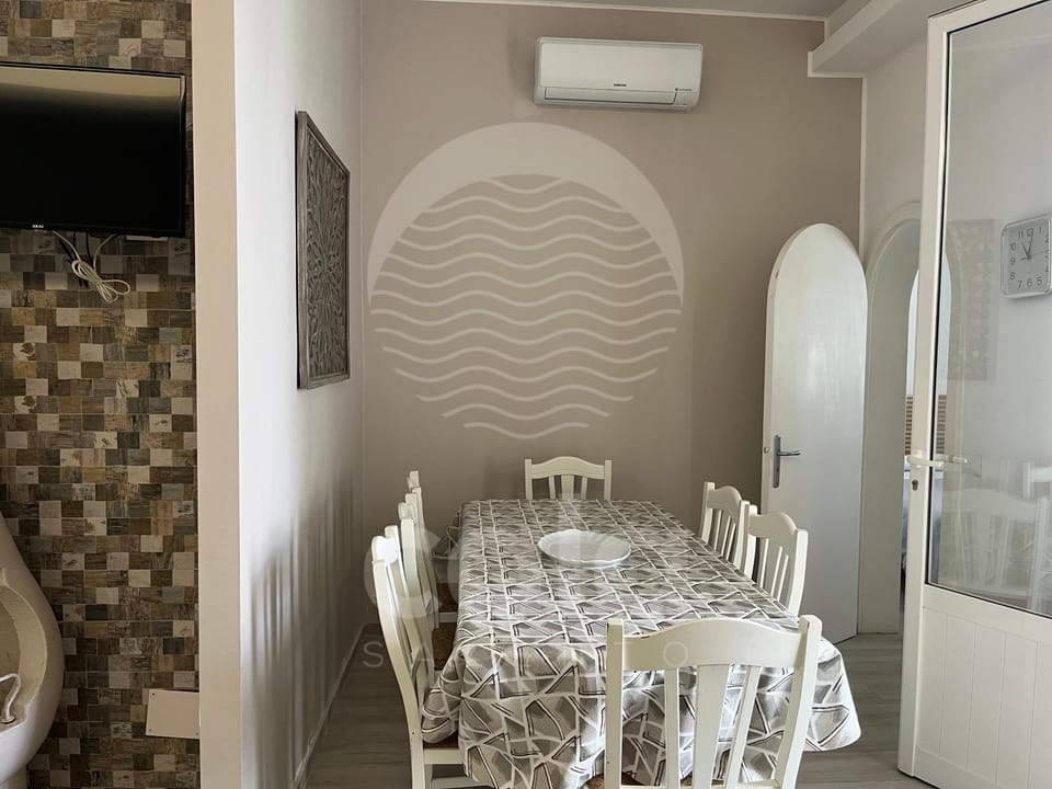 Living room, Dining area, air conditioner