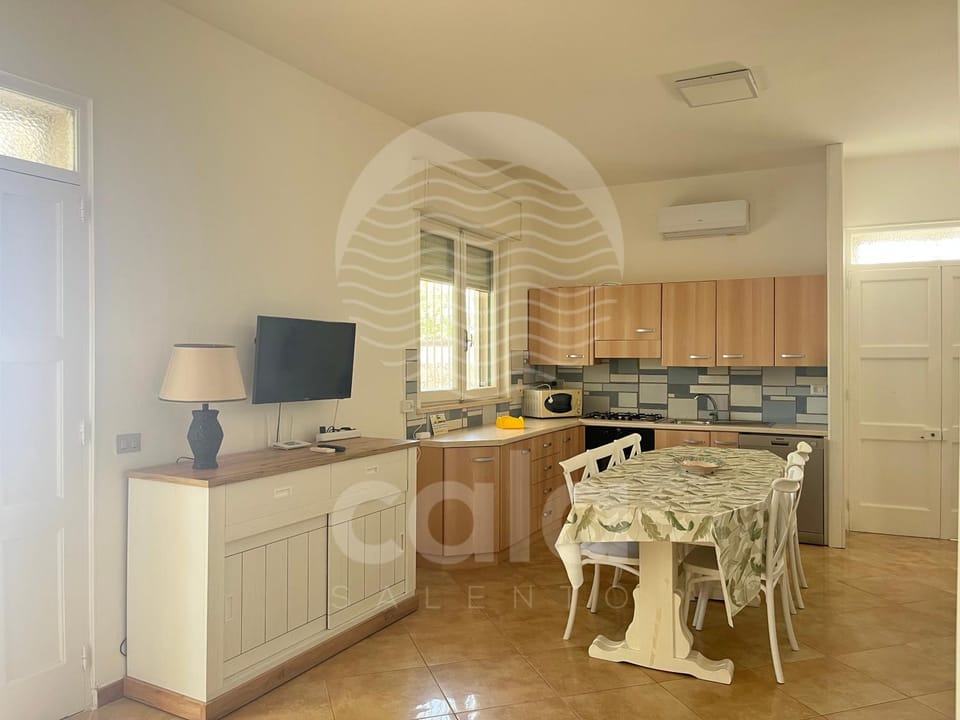 TV and multimedia, Kitchen or kitchenette, Dining area, stove, air conditioner