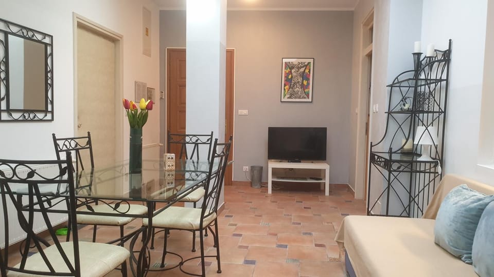 TV and multimedia, Living room, Seating area, Dining area