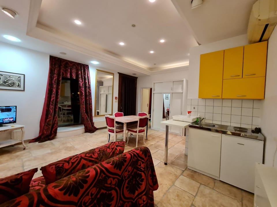 TV and multimedia, Kitchen or kitchenette, Living room, Seating area, Dining area