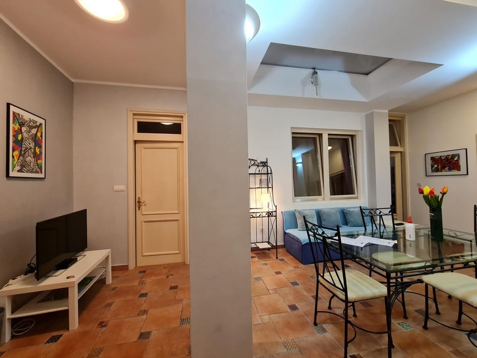 TV and multimedia, Living room, Seating area, Dining area