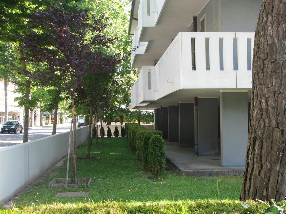 Property building, Facade/entrance, Neighbourhood, Parking