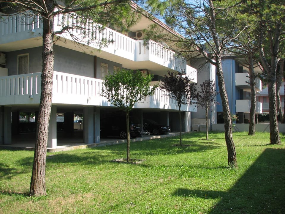 Property building, Garden, Parking