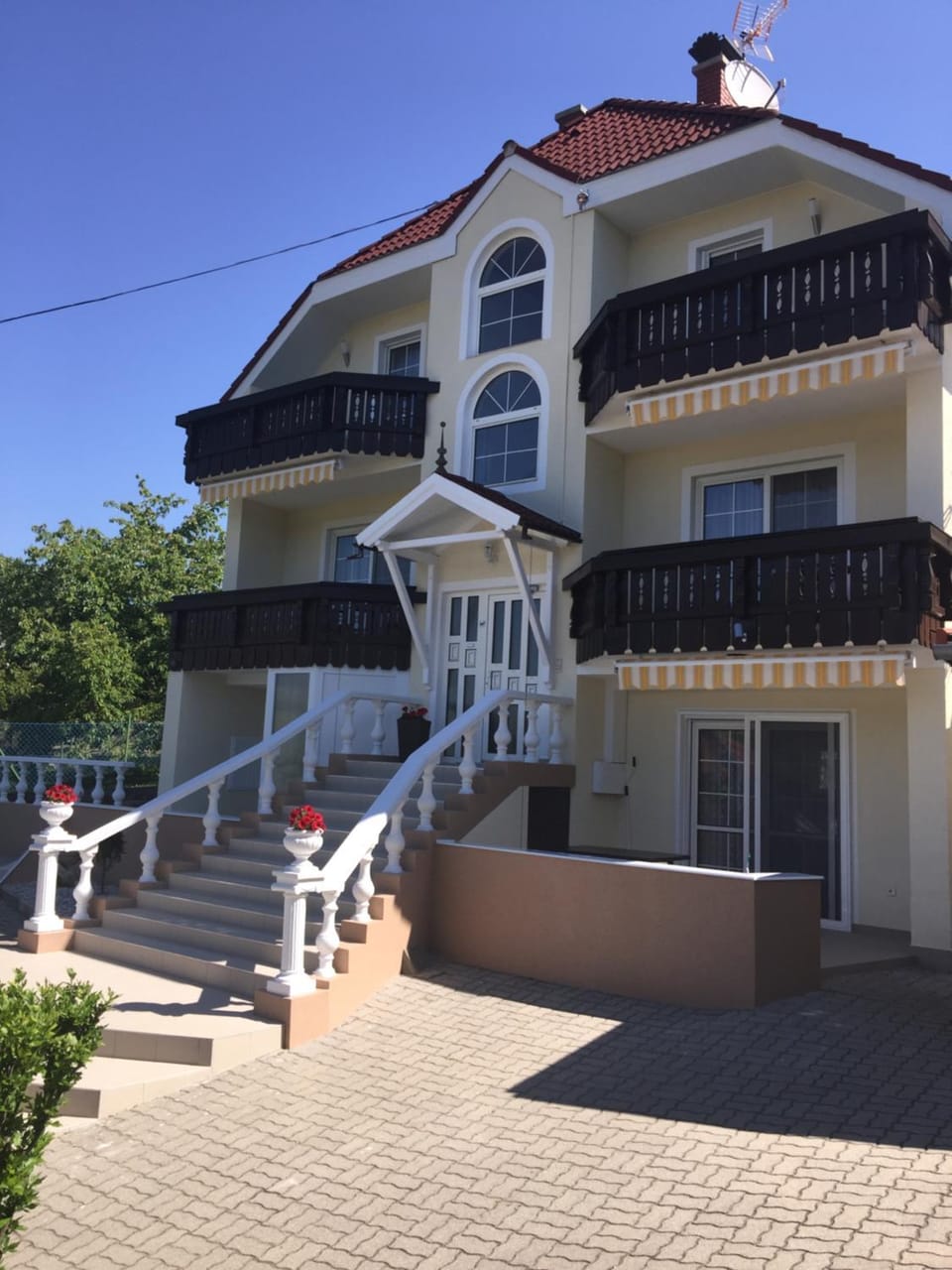 Facade/entrance