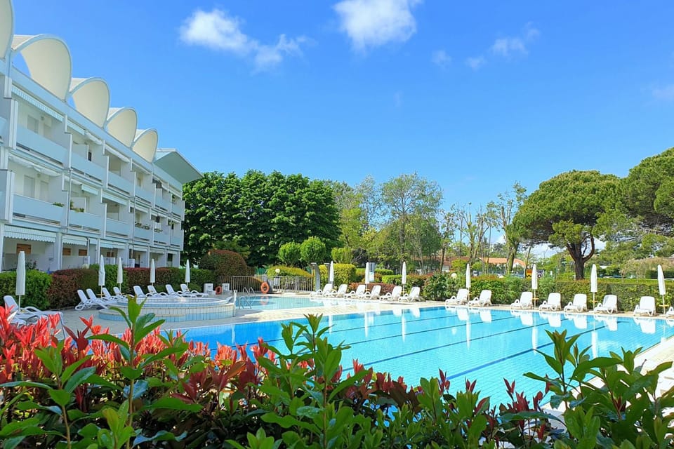 Facade/entrance, Swimming pool