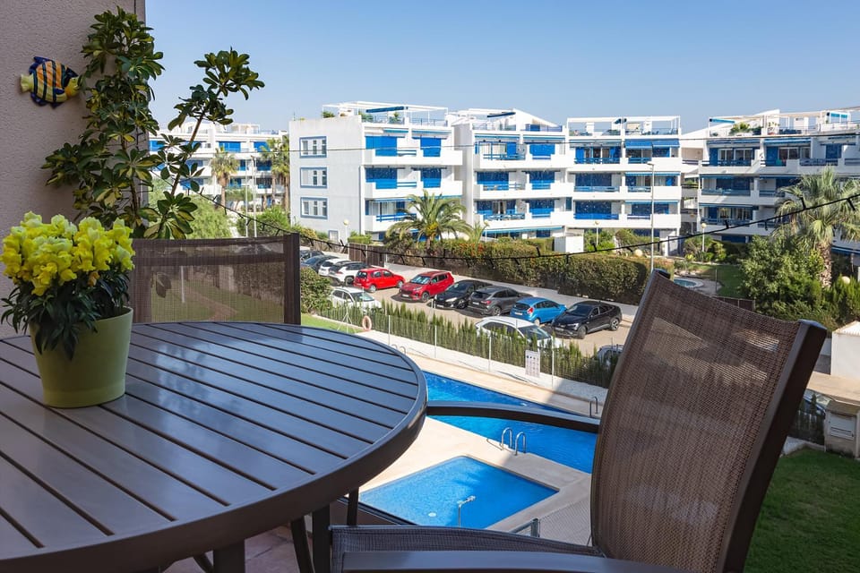 View (from property/room), Balcony/Terrace, Seating area, Pool view