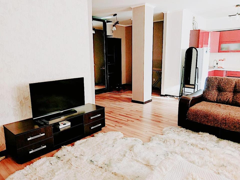 Communal lounge/ TV room, People, Bird's eye view, TV and multimedia, Coffee/tea facilities, View (from property/room), Balcony/Terrace, Kitchen or kitchenette, Living room, Food and drinks, Seating area, Dining area, Bedroom, Communal kitchen, Text overlay, City view, Landmark view, Street view