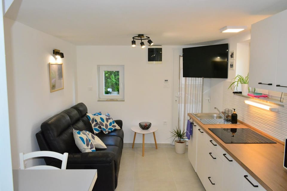 TV and multimedia, Living room, Seating area, Dining area, stove