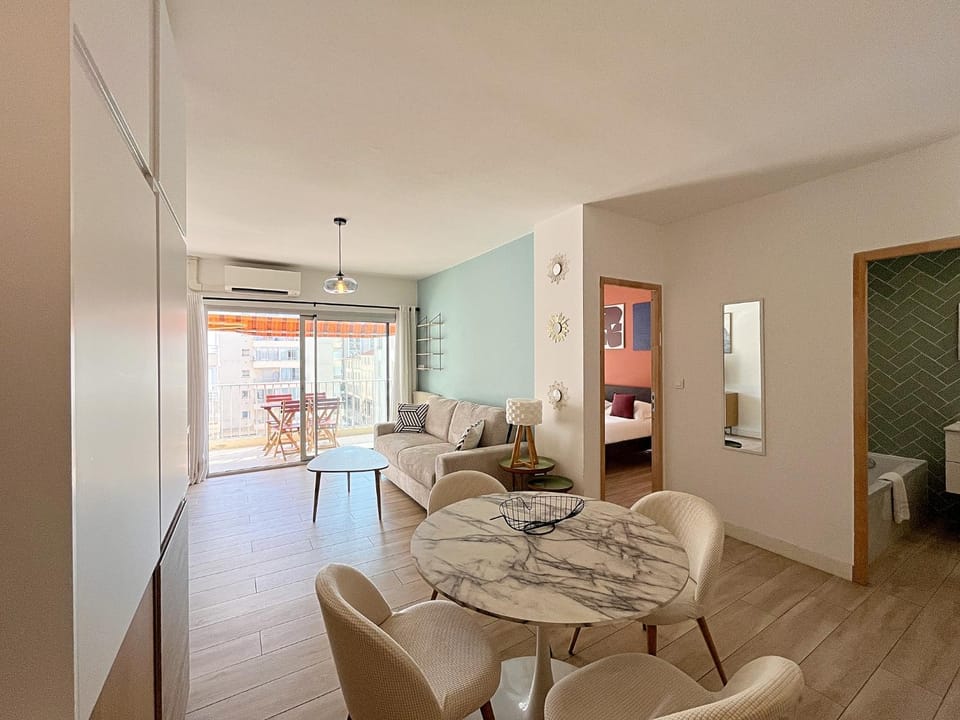 TV and multimedia, Living room, Photo of the whole room, Seating area, Dining area, Bedroom