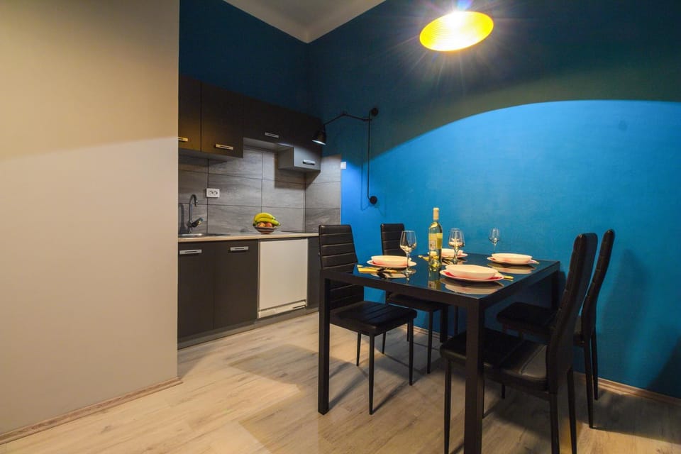 Coffee/tea facilities, Kitchen or kitchenette, Dining area