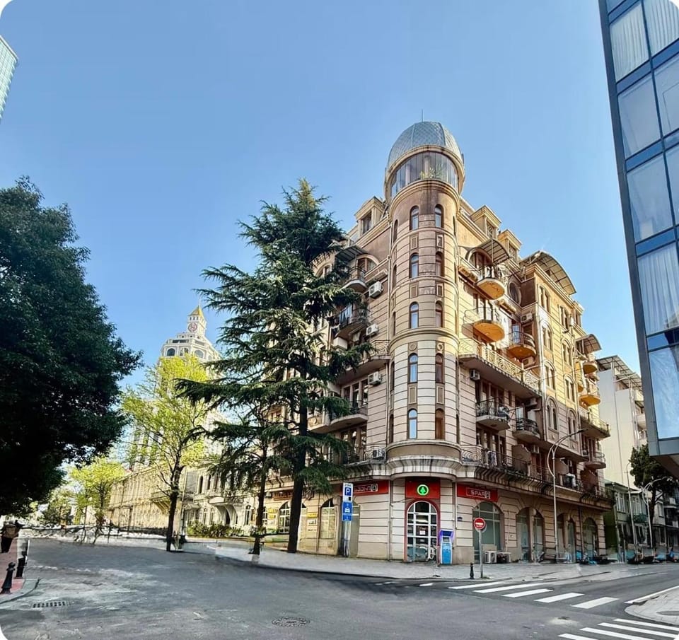 Property building, Nearby landmark, Restaurant/places to eat, Neighbourhood, Natural landscape, Aqua park, City view, Supermarket/grocery shop, Parking, hair dresser