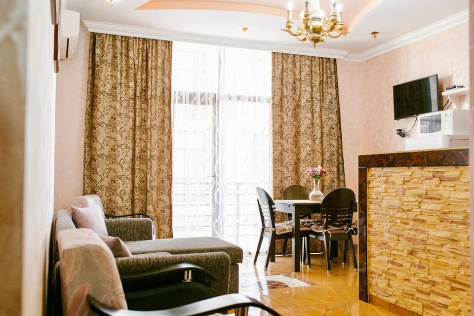 TV and multimedia, View (from property/room), Balcony/Terrace, Living room, Seating area, Dining area, City view, Mountain view, internet, locker, towels, air conditioner