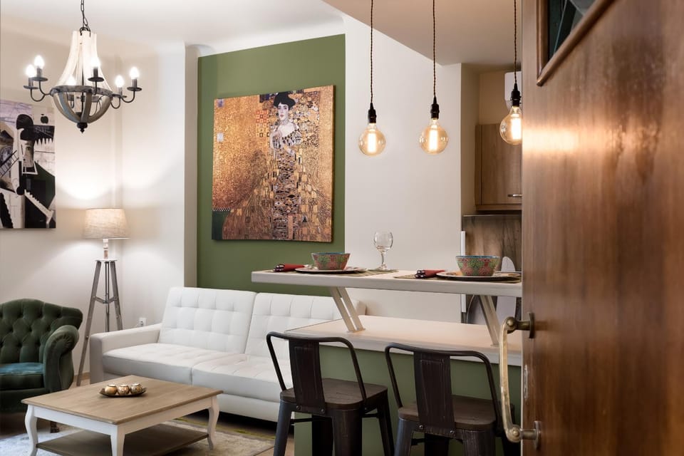 Coffee/tea facilities, Kitchen or kitchenette, Living room, Food and drinks, Decorative detail, Street view, Family