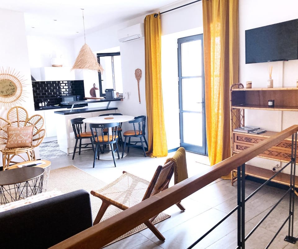 Activities, TV and multimedia, Living room, Seating area, stove, kitchen, air conditioner