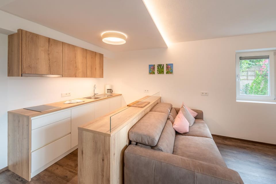 Coffee/tea facilities, Kitchen or kitchenette, Living room