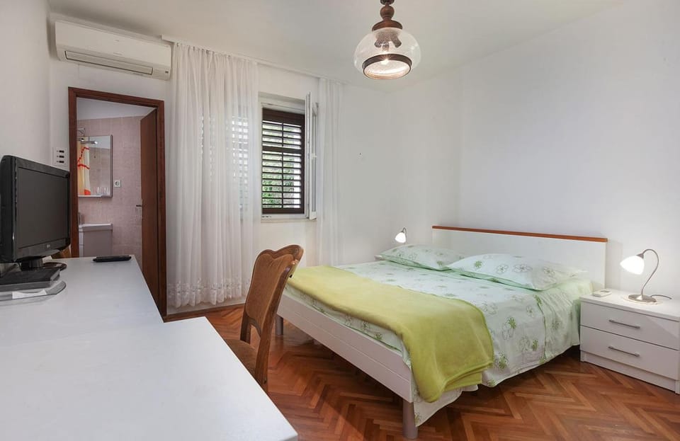 TV and multimedia, Bedroom, air conditioner