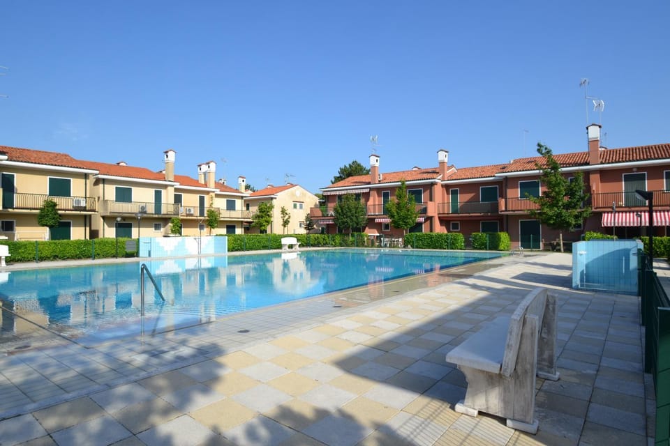 Facade/entrance, Swimming pool