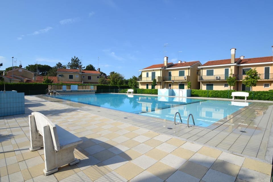 Property building, Garden, Swimming pool