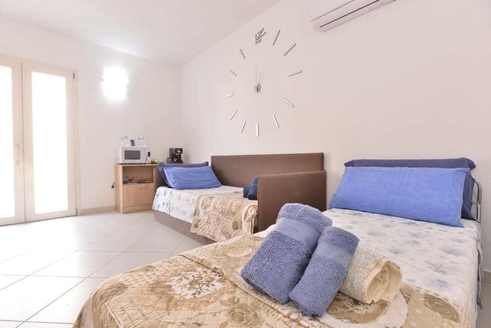 Bed, Living room, Seating area