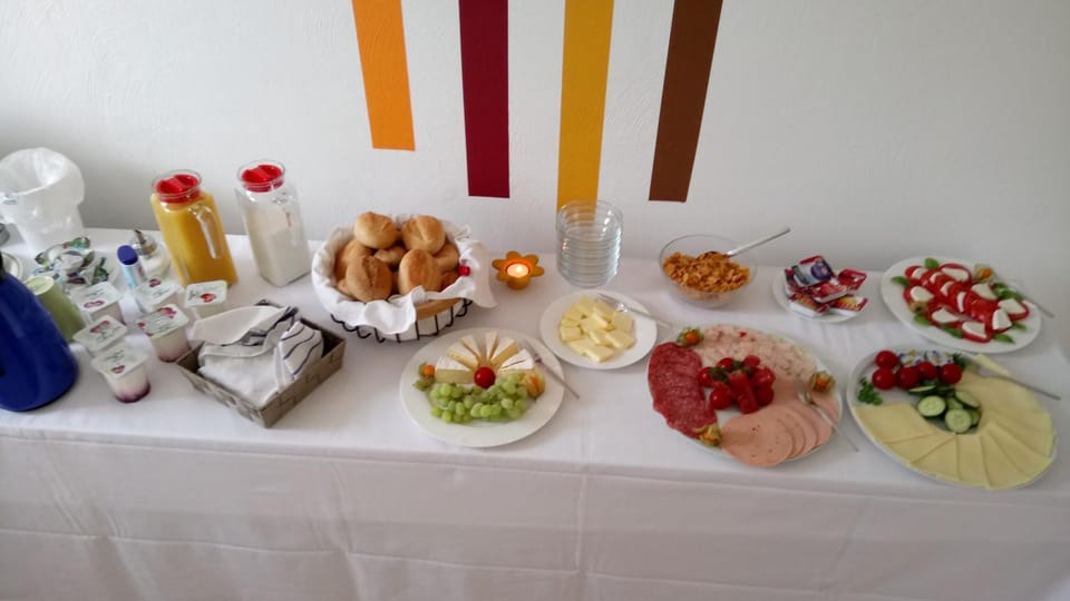 Continental breakfast, Buffet breakfast