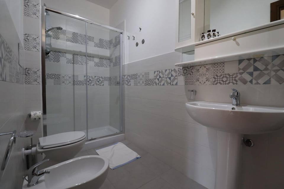 Shower, Toilet, Bathroom, towels