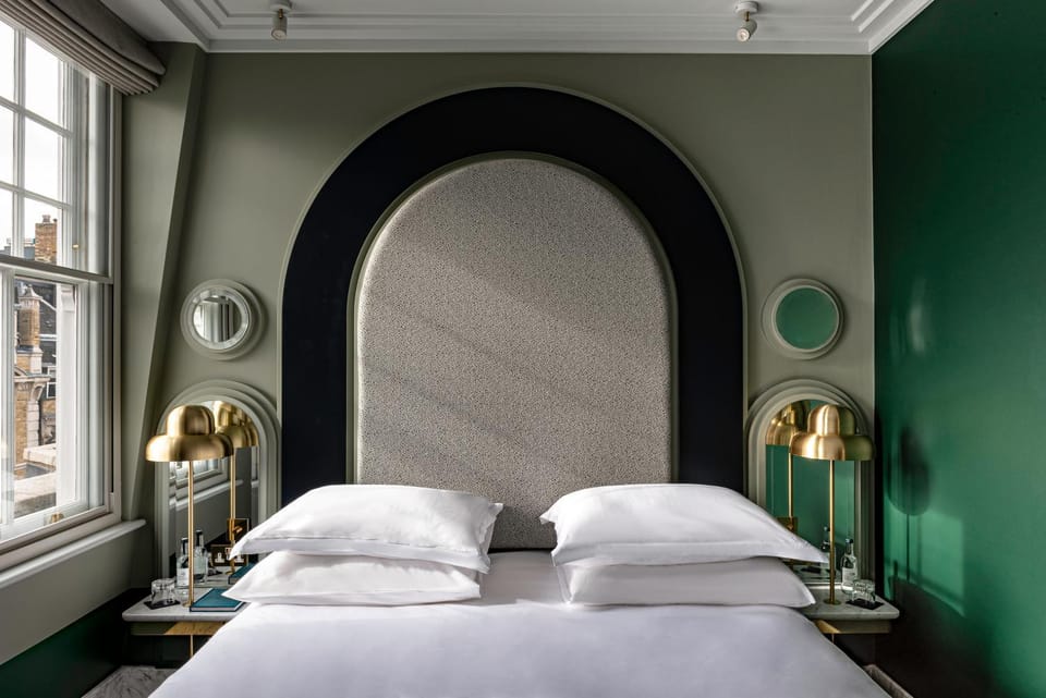 Bed, Photo of the whole room, Decorative detail, Bedroom, City view