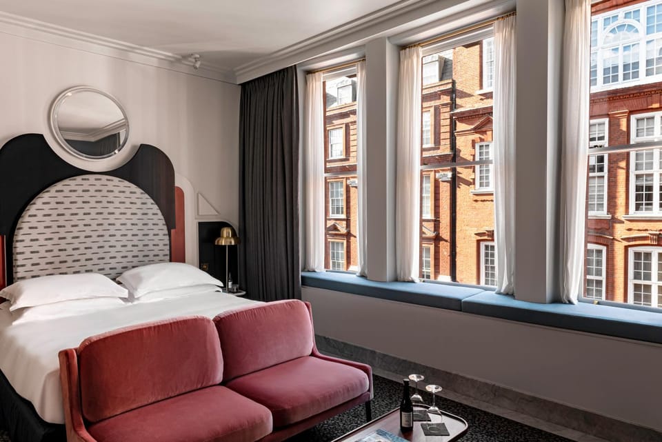 Bed, View (from property/room), Photo of the whole room, Seating area, Bedroom, City view