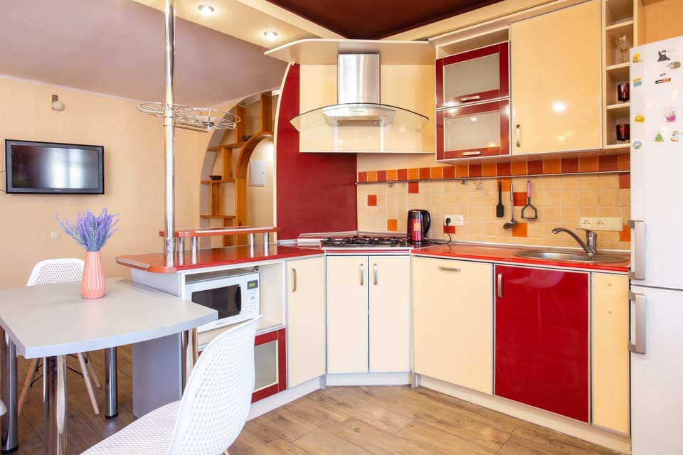 TV and multimedia, Kitchen or kitchenette, Dining area, stove