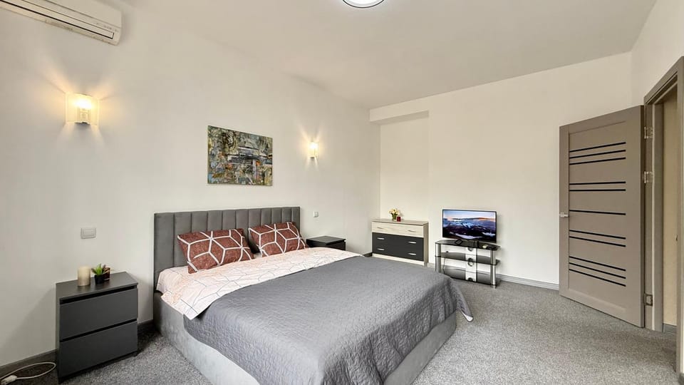 Bed, TV and multimedia, Photo of the whole room, Bedroom