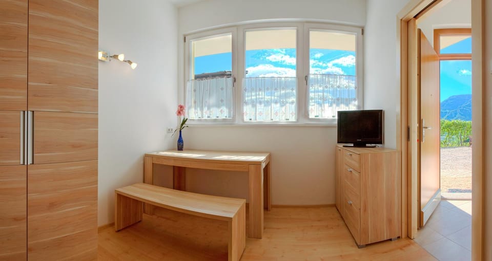 Photo of the whole room, Decorative detail