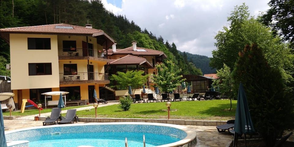 View (from property/room), Garden view, Pool view