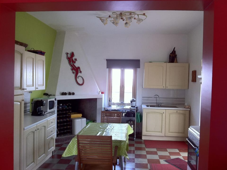 Kitchen or kitchenette