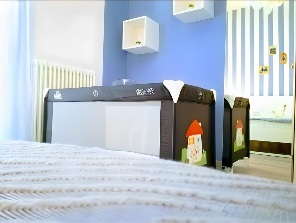 Photo of the whole room, cot